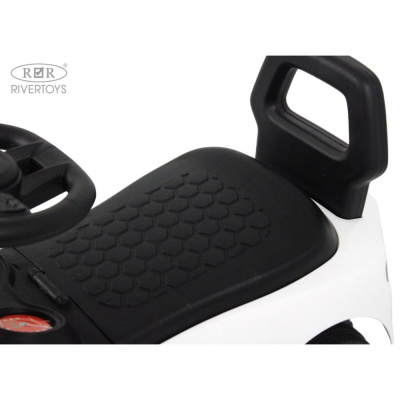 Детский толокар RiverToys Z004ZZ-M белый
