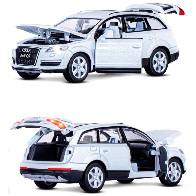 Машинка металлическая Audi Q7 масштаб 1:32 инерция свет звук Автопанорама 1251391JB белая 2