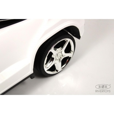Детский толокар Mercedes-Benz GL63 RiverToys А888АА белый