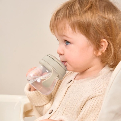 Поильник для кормления с трубочкой и ручками 250 мл Happy Baby 14012 olive 4 Поильник для кормления с трубочкой и ручками 250 мл Happy Baby 14012 olive 4
