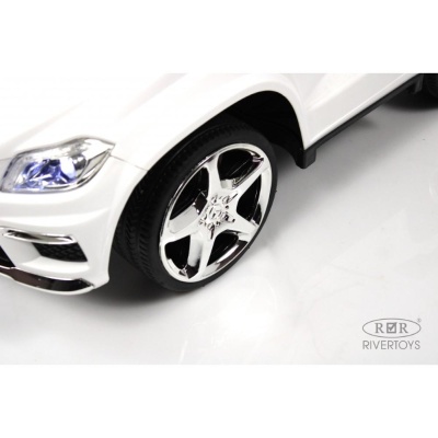 Детский толокар Mercedes-Benz GL63 RiverToys А888АА белый